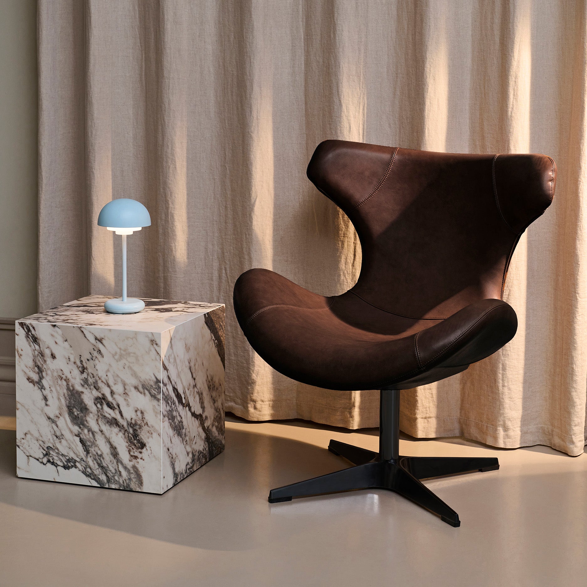 Kato loungestol læder m. sort drejesokkel